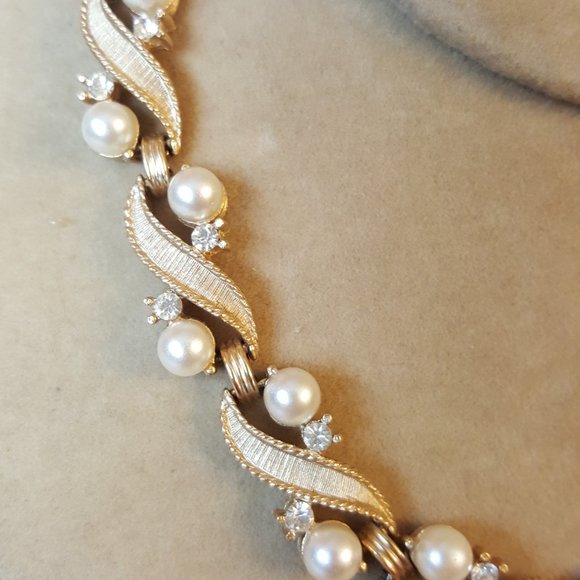 Vintage Trifari Pearl & Brushed Gold Designer Set Necklace, Earrings & Bracelet - Picture 3 of 10